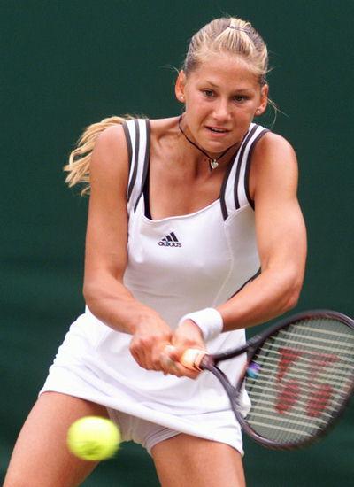 pictures of Anna Kournikova playing tennis: oncourt gallery 3. 
